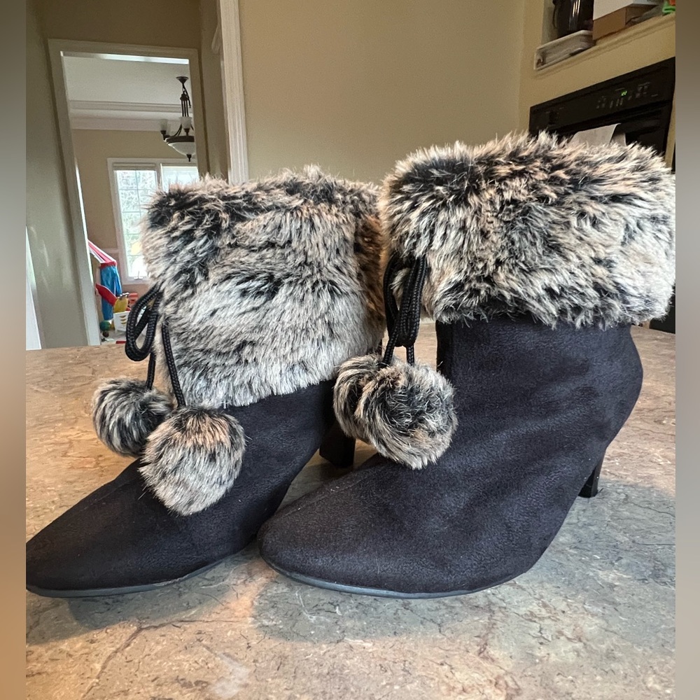 Cute boots size 10 , 4L